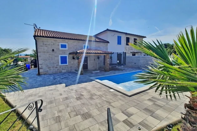 NEW STONE HOUSE WITH SWIMMING POOL AND LANDSCAPED GARDEN!
