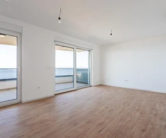 Makarska, appartement trois pièces dans un immeuble de luxe avec piscine et vue dégagée sur la mer