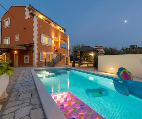 Edificio de apartamentos con piscina en venta en Rogoznica, Croacia