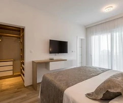 Luksusowa willa z basenem na sprzedaż w Kašteli w Chorwacji