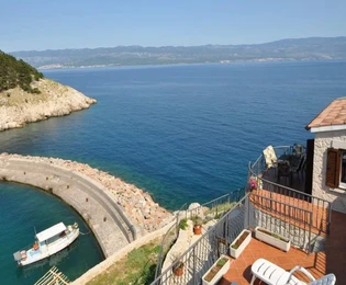 EXCLUSIVA VILLA DE PIEDRA CON VISTAS PANORÁMICAS AL MAR, ¡A 20 M DE LA PLAYA!