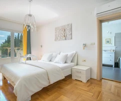 Casa con piscina disponible en una zona tranquila de Plano, en Croacia