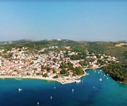 Großzügiges Baugrundstück in attraktiver Lage nahe dem Meer bei Primošten steht zum Verkauf