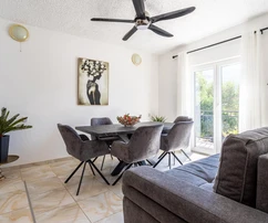 Brela, két hálószobás apartman közvetlenül a tengerparton, panorámás kilátással