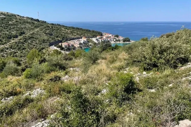 Primošten, Vadalj, terrain constructible 1654 m2, vue sur la mer