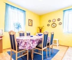 Priestranný dom na predaj s výhľadom na more v Trogire v Chorvátsku