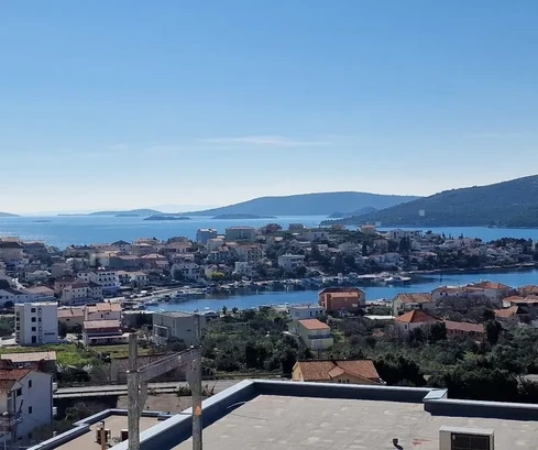 <p>Seget Vranjica, villa 220 m2, 2 szinten. Új építés, tengerre néző kilátás.</p>