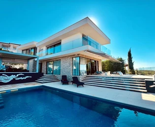 VILLA MODERNE EXCLUSIVE AVEC PISCINE ET VUE MER DÉGAGÉE !