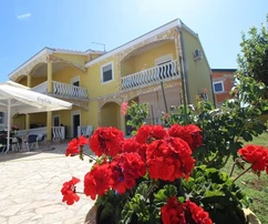 Spacious 6-bedroom retreat just 500m from the sea - Island of Vir