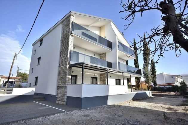 Vodice – appartement confortable au rez-de-chaussée, récemment rénové, avec jardin, à 300 m de la plage