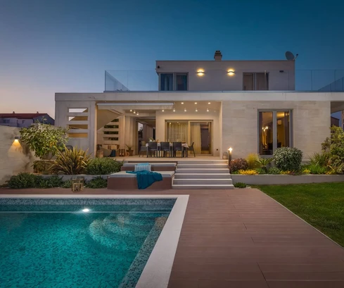 Vila v Primoštenu s bazénem a zahradou na prodej v Chorvatsku