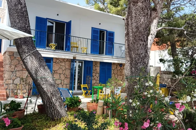 Freistehendes Haus in erster Meereslinie auf Hvar zu verkaufen in Kroatien