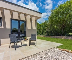 Istria, Labin – Moderna casa de una sola planta con piscina