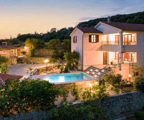 Mediterrane Villa auf Rab nur 80 Meter vom Meer entfernt zu verkaufen in Kroatien