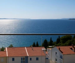 Riviera di Omiš, appartamento con due camere da letto, balcone e vista panoramica sul mare, 75,95 m²