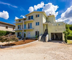 Umag, Istria: Ampia casa su tre livelli con 4 appartamenti