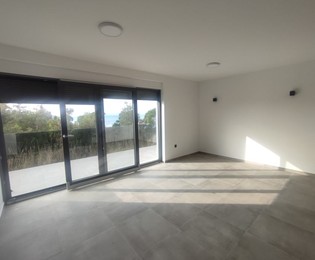 Kétszobás apartman eladó mindössze 70 méterre a tengertől Horvátországban