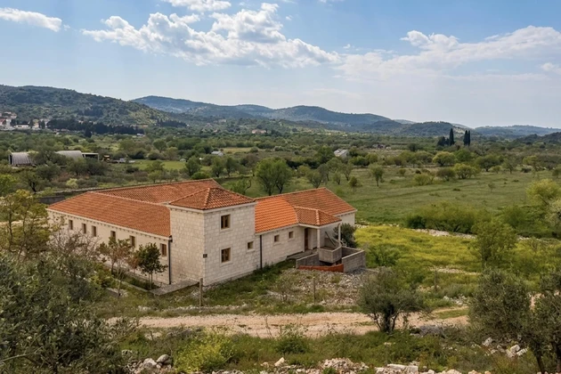 Brac, Nerezisca, a stone villa on a spacious plot of 28,122 m²