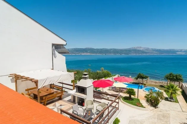 Čiovo, Slatine detached house 260m2 with pool, direct access to the beach