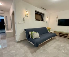 МЕБЛИРОВАННАЯ КВАРТИРА С САДОМ, 800 М ОТ ПЛЯЖА!