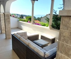 Luxusný byt na ostrove Brač s nádherným výhľadom na more a priestrannou terasou