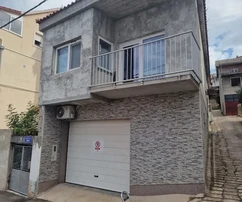 Šibenik, Dom s garážou v blízkosti pláže Banj