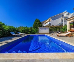 Krk, Punat, freistehendes Haus mit zwei Wohneinheiten von jeweils 100 m², Studio, Swimmingpool, Garage und Sauna