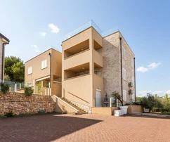 Betina, bellissimo appartamento trilocale con piscina e vista mare, 112,75 m²