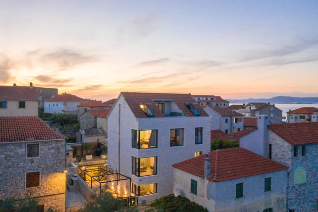 Bienes raíces en venta en Postira, en Brač, a solo una fila del mar en Croacia