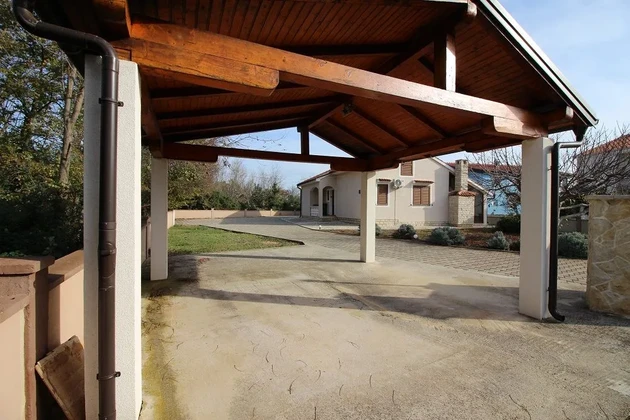 Domaine familial avec garage et grand jardin, à 180 m de la mer