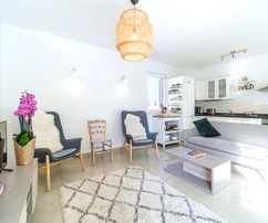 Moderne Dreizimmerwohnung mit Garten auf Brač zu verkaufen