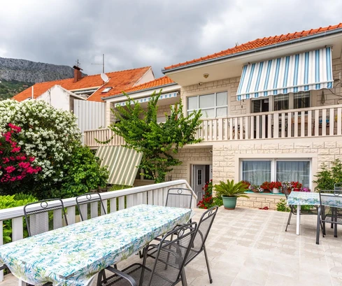 Jesenice, Omis Riviera, samostatný dům s celkovou hrubou plochou 426 m²