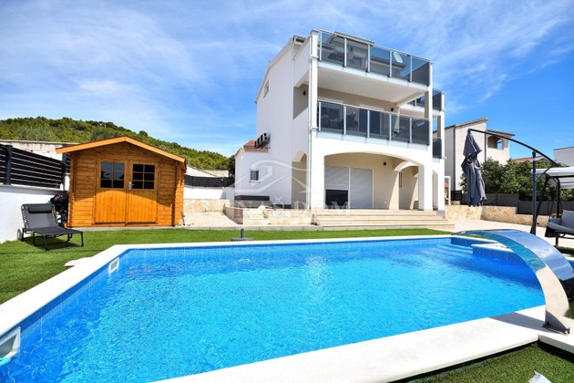 Casa con piscina disponible para la venta en Tribunj
