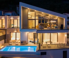 Jesenice, moderne Doppelhaus-Villa mit Swimmingpool