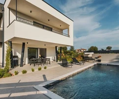 Umag, Istrien: Moderne Villa mit Pool und Wohnungen