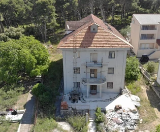 Spaziosa casa in vendita sull'isola di Zlarin di 1200 piedi quadrati in Croazia