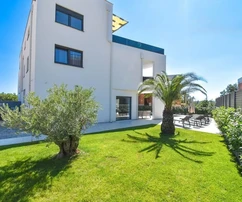 <p>Découvrez une majestueuse villa jumelée près de Poreč : à deux pas de la mer Adriatique</p>