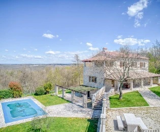 Istrisches Anwesen mit Haus und Pool steht zum Verkauf in Kroatien
