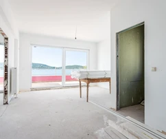 Edificio de apartamentos en venta justo en la orilla del mar en Pirovac, Croacia