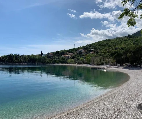 Medveja: 110 m²-es lakás egy hatalmas, 2300 m²-es építési telekkel