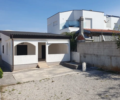 Casa en planta alta con amplio patio, a 100 metros del mar