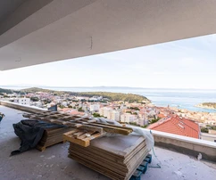 Appartamento con tre camere da letto e piscina in vendita a Makarska in Croazia