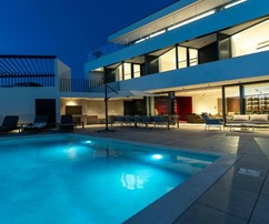 Villa moderna de lujo con piscina