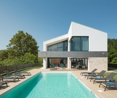 Modern villa Pula közelében, a tenger mellett