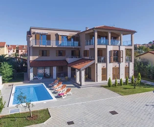 Apartment with pool for sale in Medulin near the sea in Croatia
