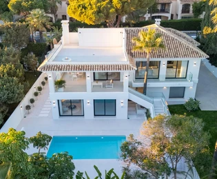 Villa avec une magnifique vue sur la mer près de la plage à Marbella
