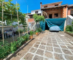 Poreč, Istrie : Opportunité d'investissement dans une maison mitoyenne