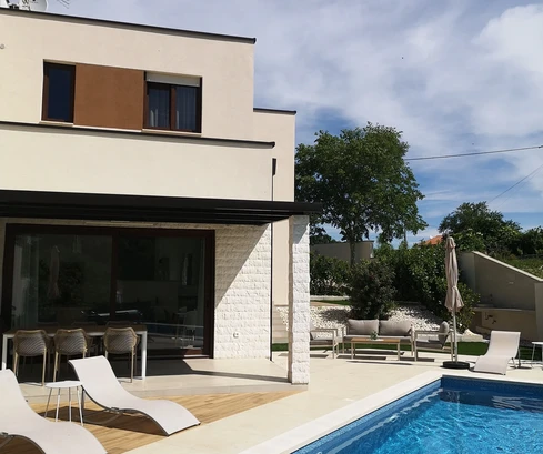 Istria, Svetvincenat: Villa moderna con piscina climatizada
