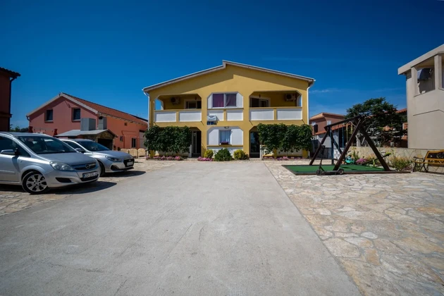 Dom apartamentowy z przestronnym podwórkiem