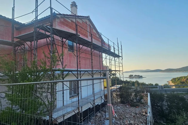 Primošten, banlieue, maison neuve de 250 m², trois chambres et vue sur la mer, à 100 m de la plage